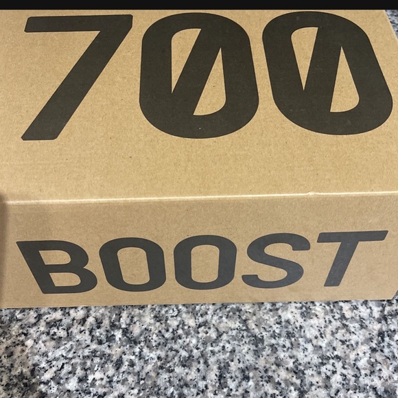 YEEZY 700 size 4 - Picture 3 of 5